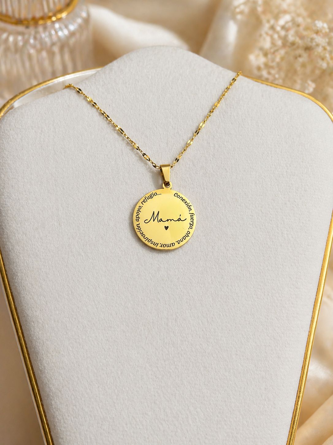 Collar Grabado "Feliz día Mamá" + Box de regalo